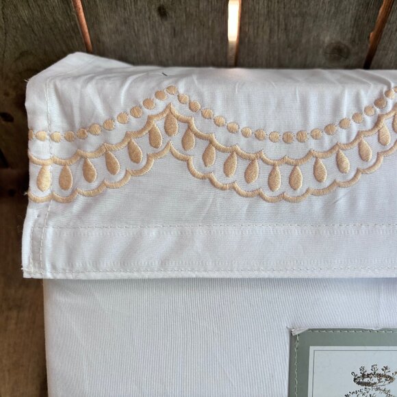 RACHEL ASHWELL White with Peach/Pink Scalloped Embroidered Trim King Size Sheet - Picture 1 of 7